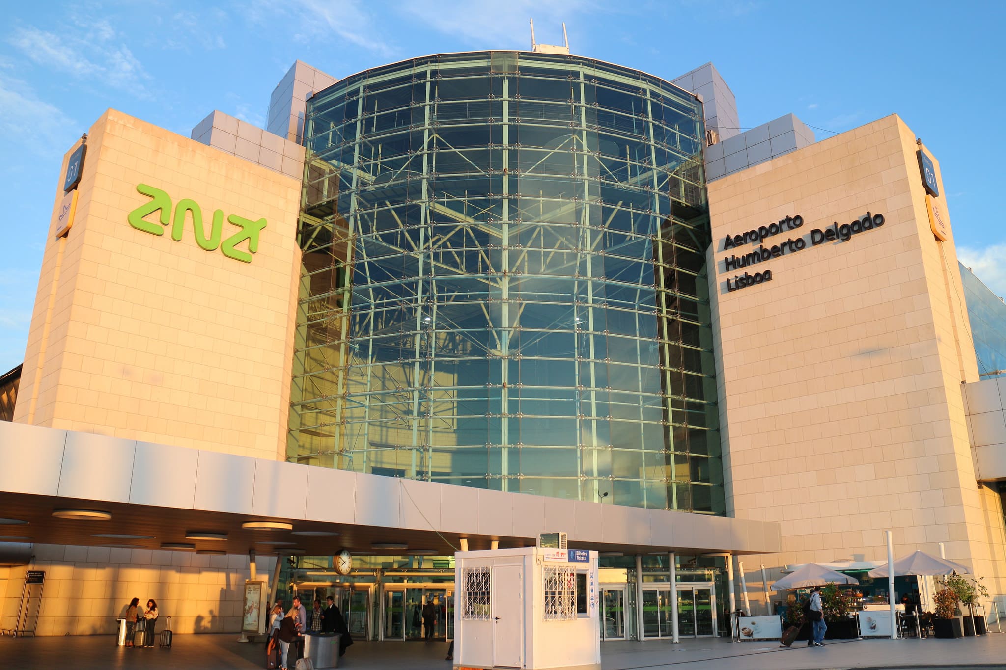 Multibags luggage storage and shipping at Lisbon Airport